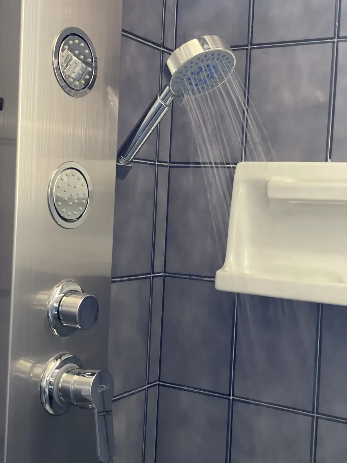 Dettaglio del box doccia nel bagno privato della casa vacanze