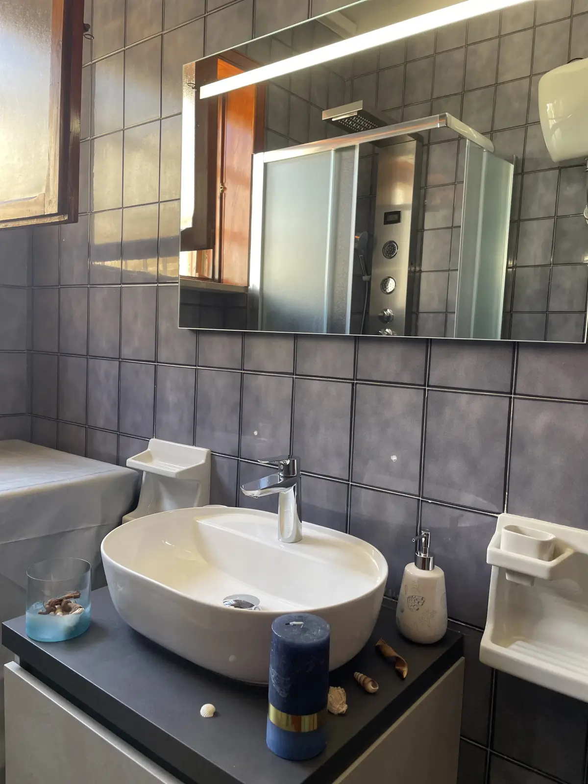 Bagno privato con lavabo moderno e box doccia