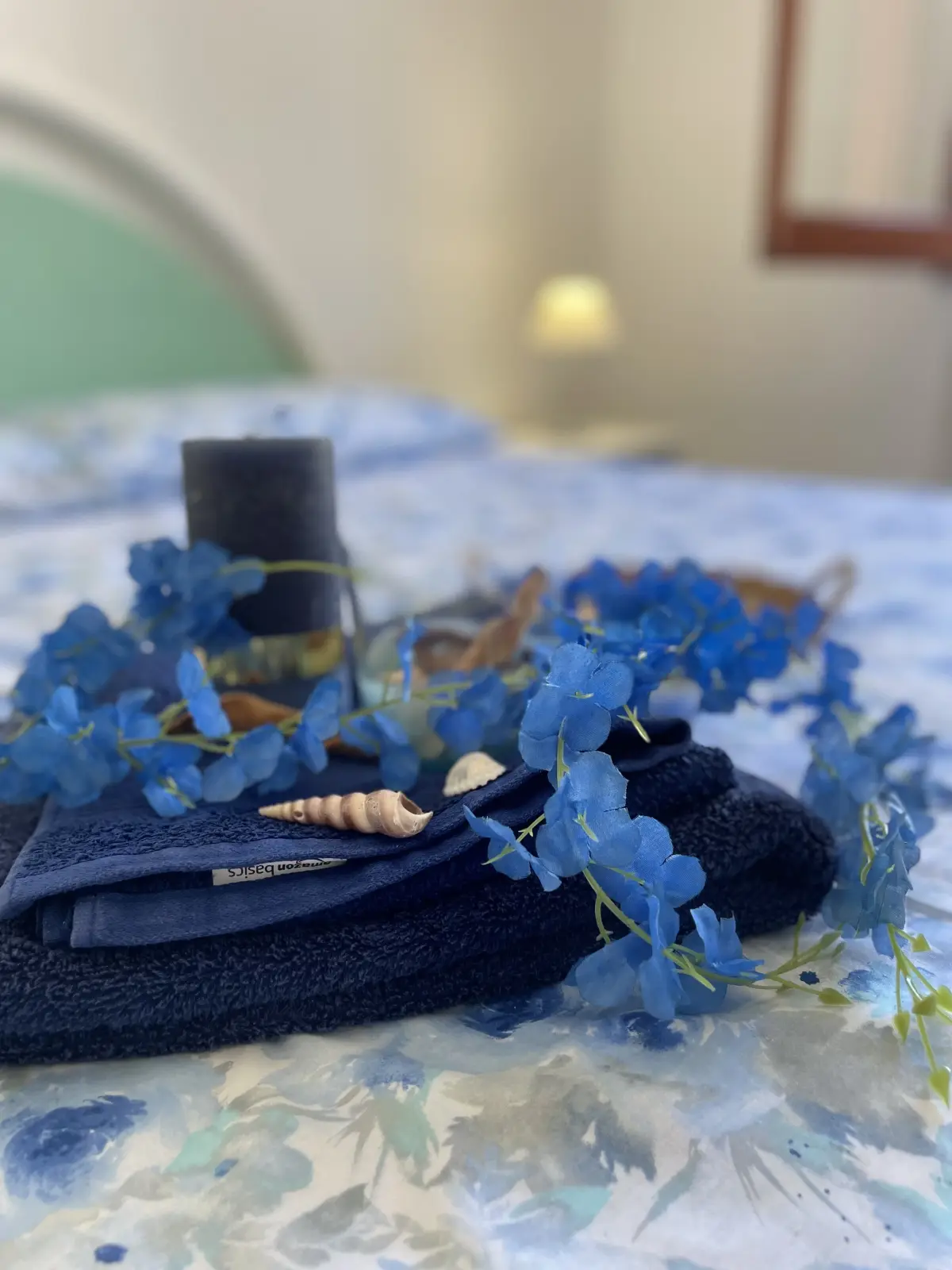 Dettaglio biancheria blu della camera dell'appartamento