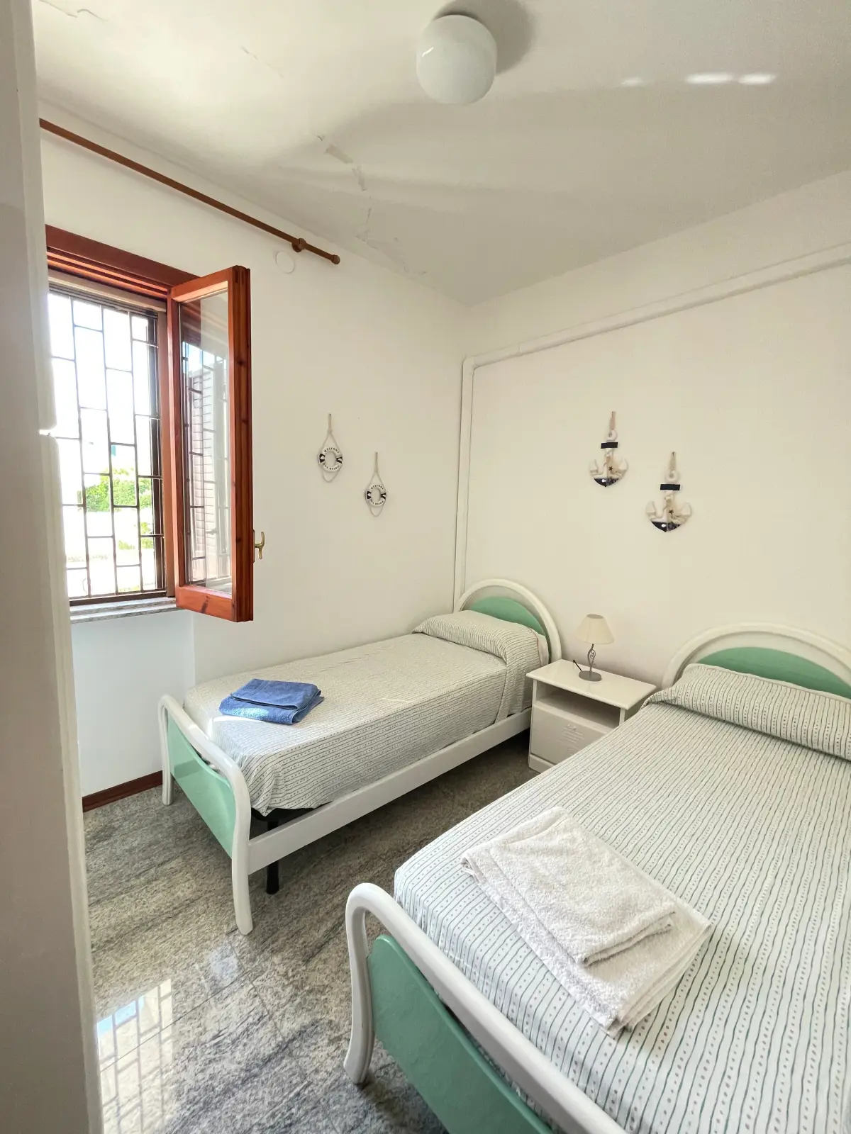 Camera doppia con due letti singoli, adatta a famiglie o amici