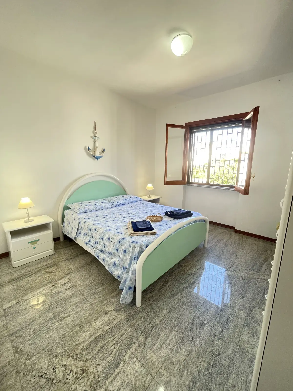 Camera matrimoniale della casa vacanze con arredi essenziali