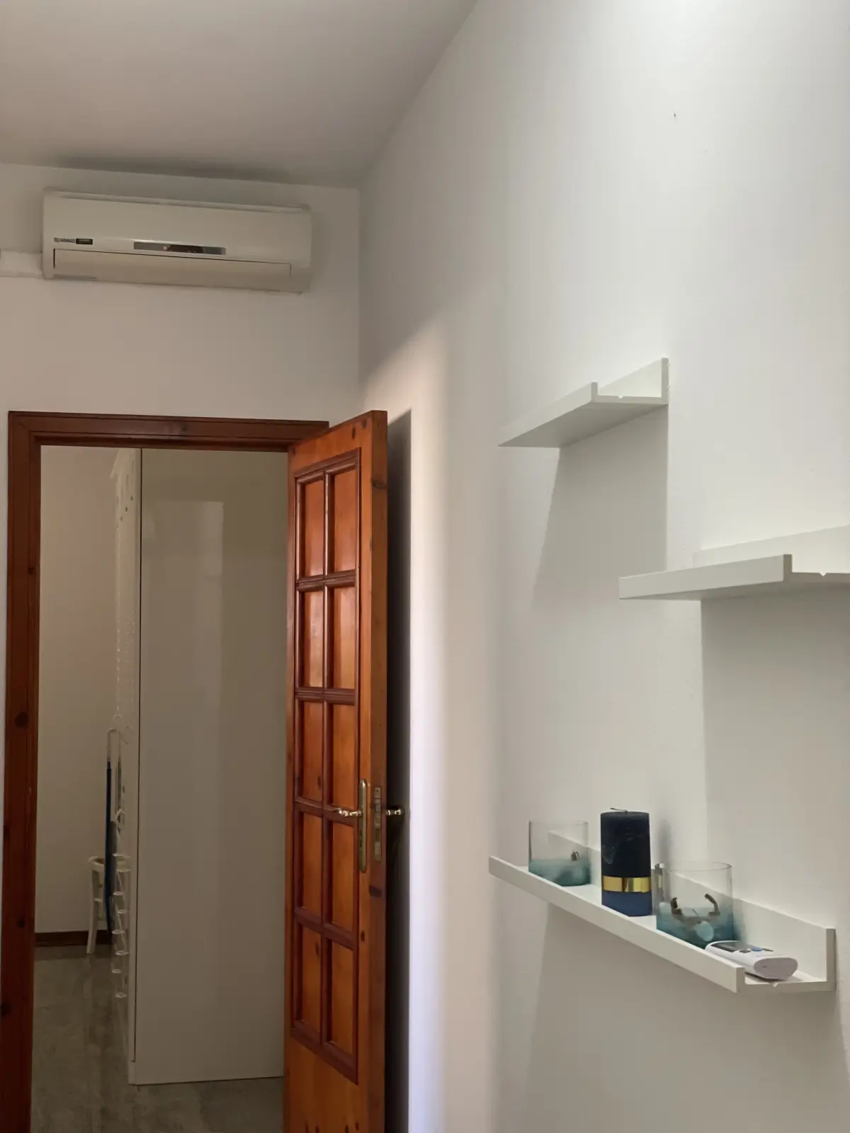 Corridoio della zona notte con porte in legno