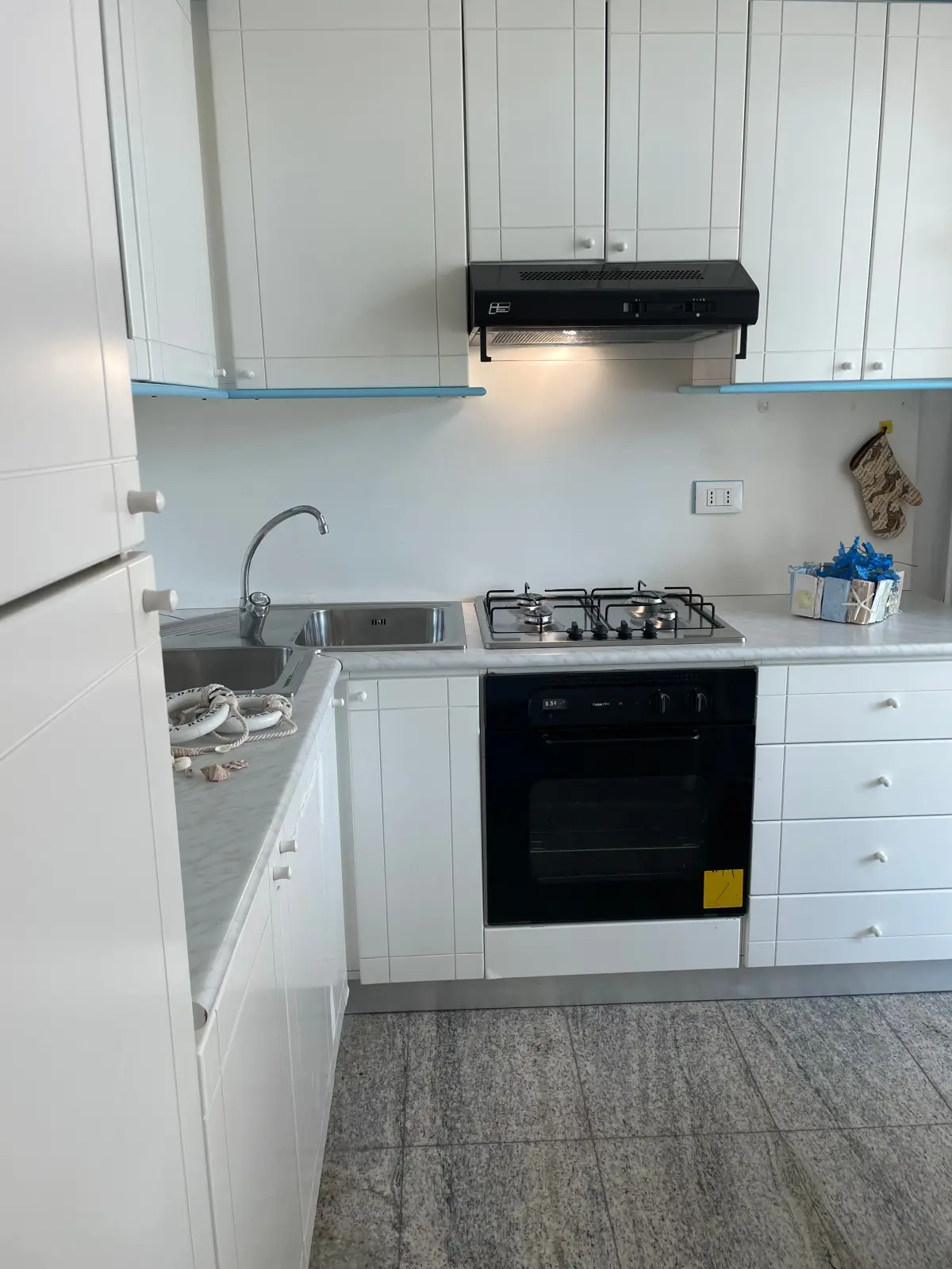 Cucina completa con piano cottura, forno e lavello