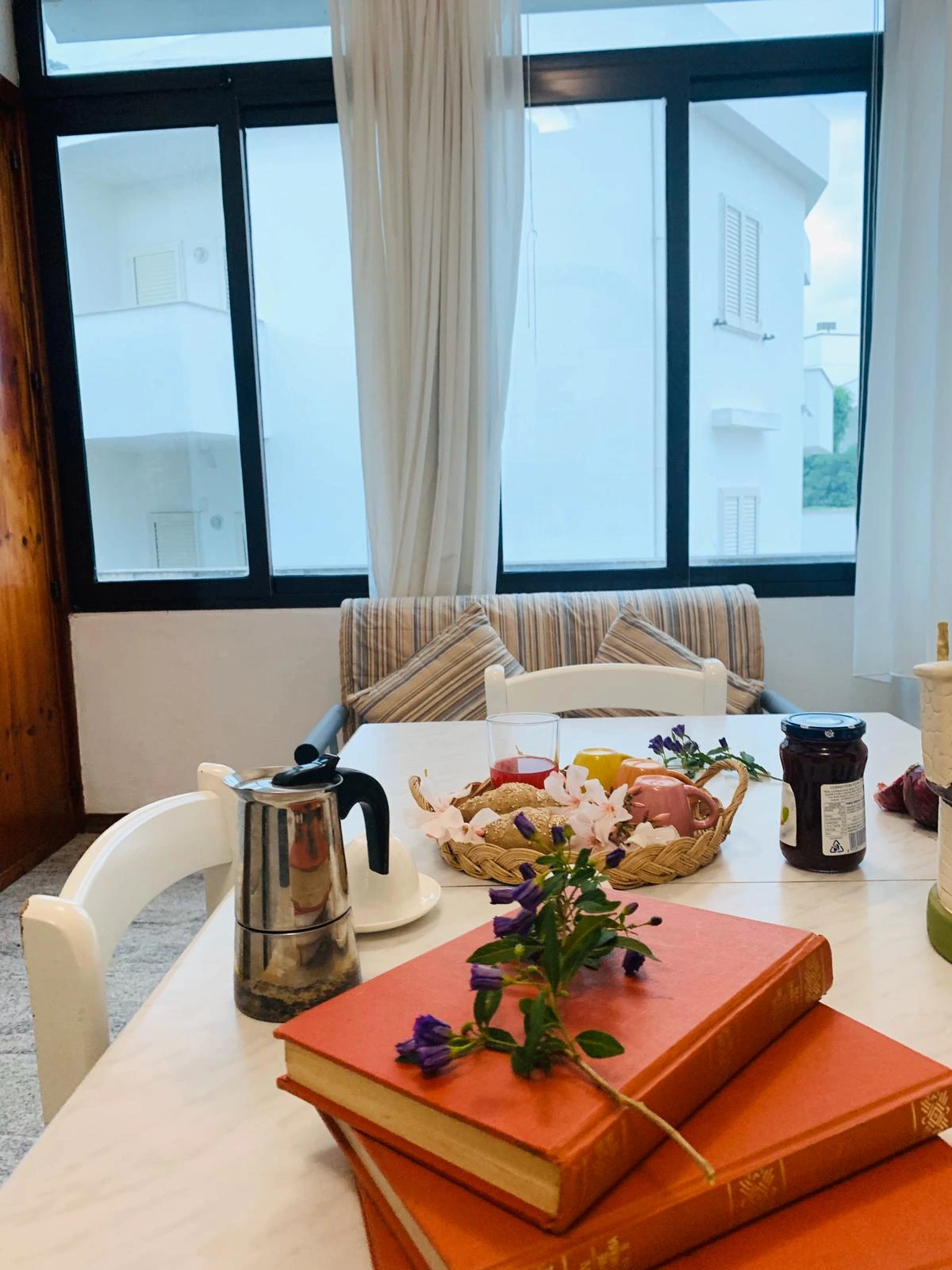 Angolo colazione in cucina con tavolo per pasti veloci