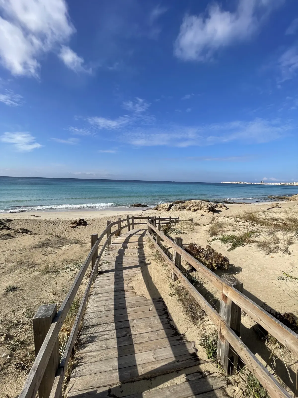 Passerella verso la spiaggia di Baia Verde a pochi minuti dalla struttura