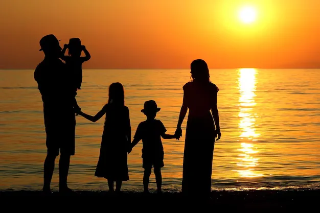 Famiglia al mare al tramonto vicino a Baia Verde