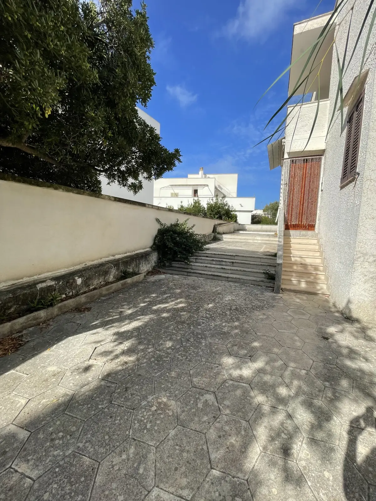 Viale esterno recintato che conduce all'ingresso di Casa delle Ginestre